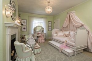 Small canopy pink bedroom design for princess