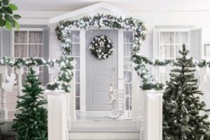 White Christmas door decoration ideas by homedecorbuzz